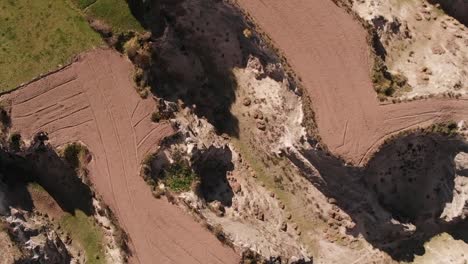 Landschaftsluftaufnahme-Des-Canyons-Und-Des-Natürlichen-Unwegsamen-Geländes-Und-Der-Umgebung,-Orbitalansicht