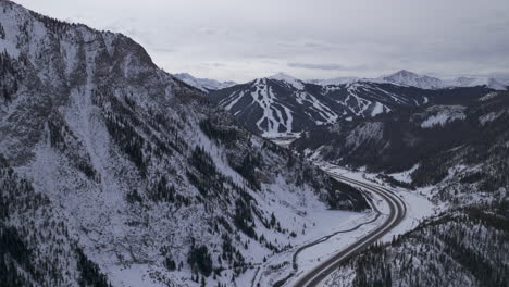 Encima-I70-Aéreo-Zumbido-Cinematográfico-Montaña-De-Cobre-Leadville-Colorado-Invierno-Diciembre-Navidad-Pistas-De-Esquí-Senderos-Paisaje-Distante-Silverthorne-Vail-álamo-Temblón-Alcance-De-Diez-Millas-Nublado-Montañas-Rocosas-Adelante