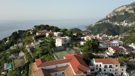 Drone-shot-of-the-wealthy-manors-sitting-high-above-Ravello,-Italy