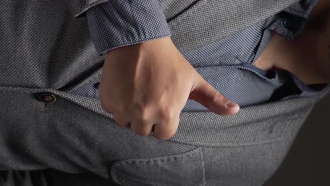 primer plano de un hombre con un blazer dando un gesto de pulgar hacia arriba