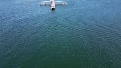 Brighton-Beach-Pier-Erstreckt-Sich-Ins-Wasser,-Beliebter-Treffpunkt-Für-Anwohner