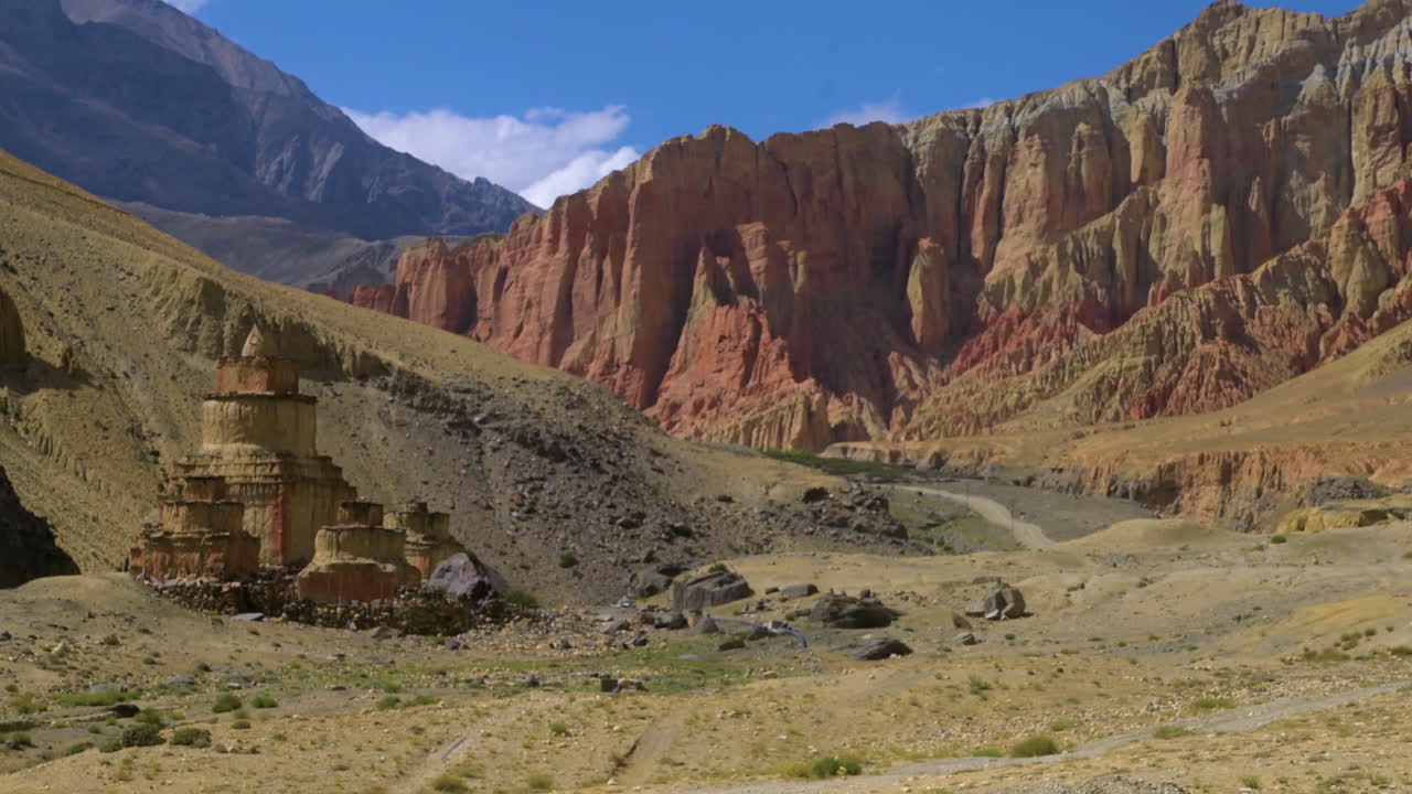 paisajes en el mustang superior de nepal junto con la estructura de la montaña de acantilado rojo bajo el cielo azul