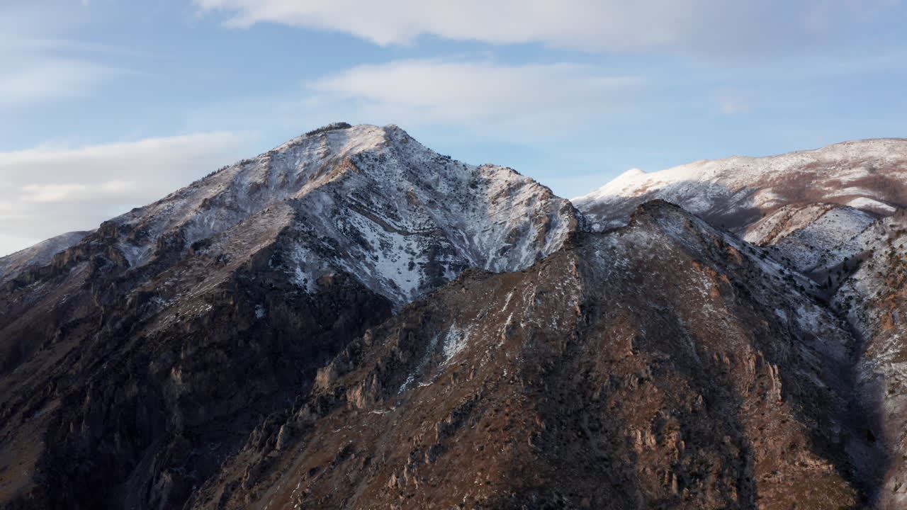 Salt Lake City, Utah yakınlarındaki karlı dağ zirvelerinin havadan dönen görünümü.