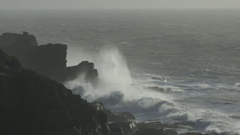 Atemberaubende-Filmische-Aufnahme-Von-Großen-Wellen,-Die-Die-Küste-Von-Cornwall-Schlagen