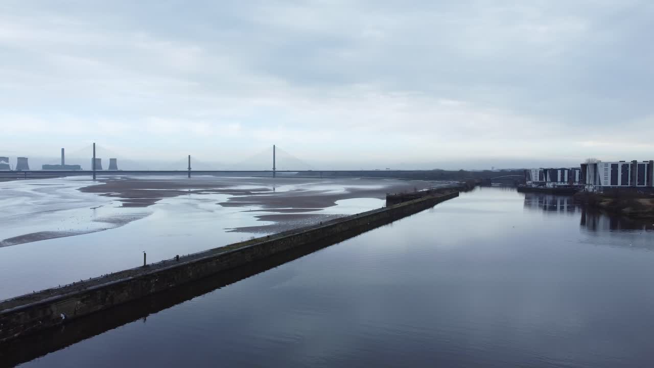 공중 강 mersey runcorn 썰물 운하 입구 구시 가지 해안가 궤도 왼쪽을 가로 질러