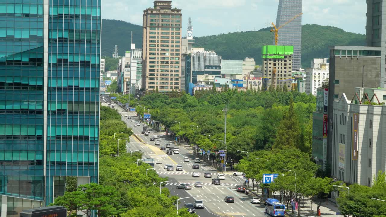 한국 대전의 고층 빌딩이 있는 도시 도로의 교통