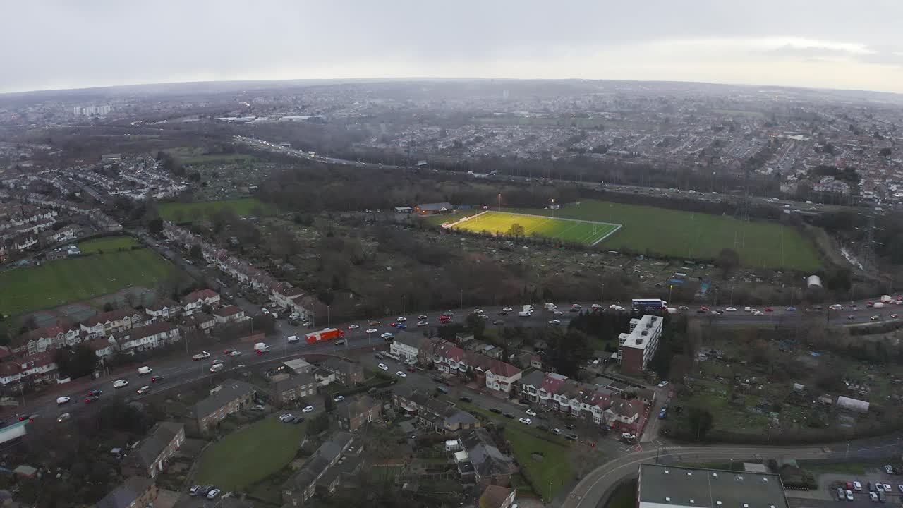 안개 낀 변덕스러운 하늘과 멀리 런던의 공중 전망