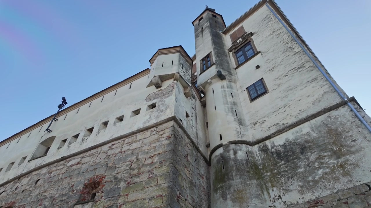 Castello di Ptuj a Ptuj, Slovenia, fortezza medievale del XII secolo e museo del patrimonio su una collina sopra la città vecchia, con mura in pietra, torri e merli di giorno.