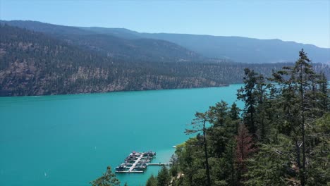 dockside haven: vista aerea del porto turistico sulle rive del lago kalamalka