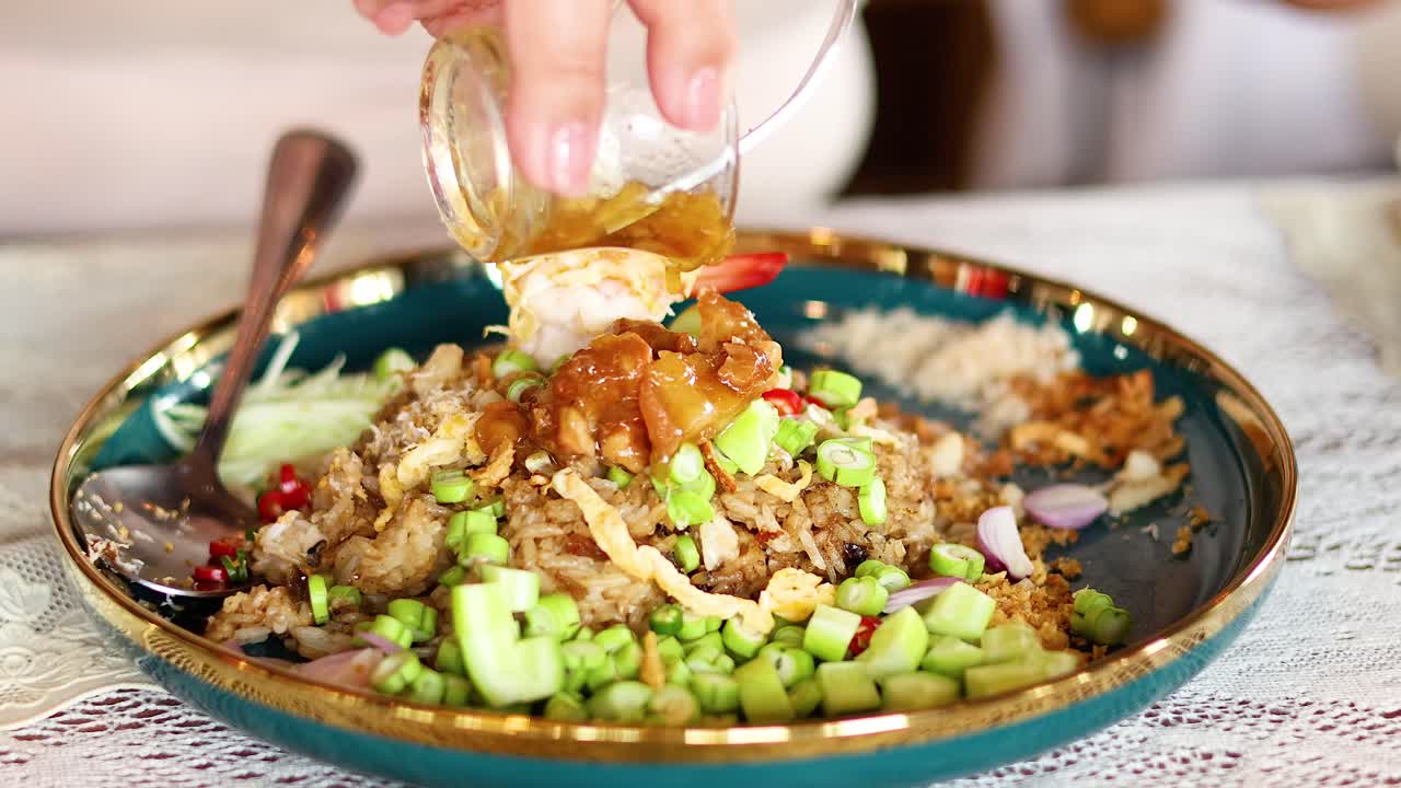 새우 페이스트 김 에 재료를 추가하는 것