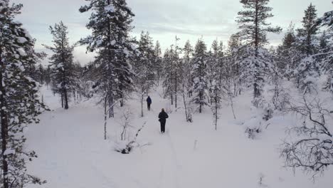 Junges-Paar-Winterwandern-In-Lappland