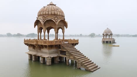 el lago gadsisar jaisalmer. jaisalmer, apodada la ciudad dorada, es una ciudad en el estado indio de rajasthan.