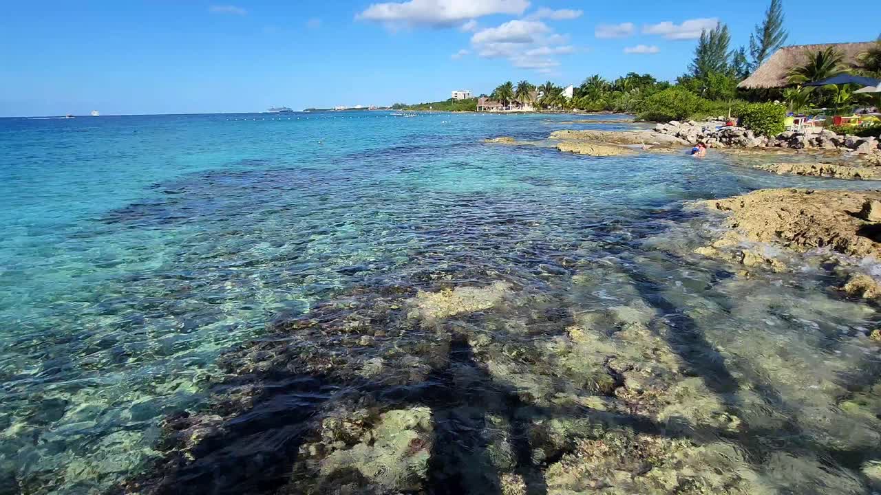 바다 앞에서 생각하고