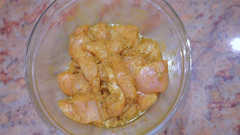 vista superior de una carne de pechuga de pollo marinada con especias