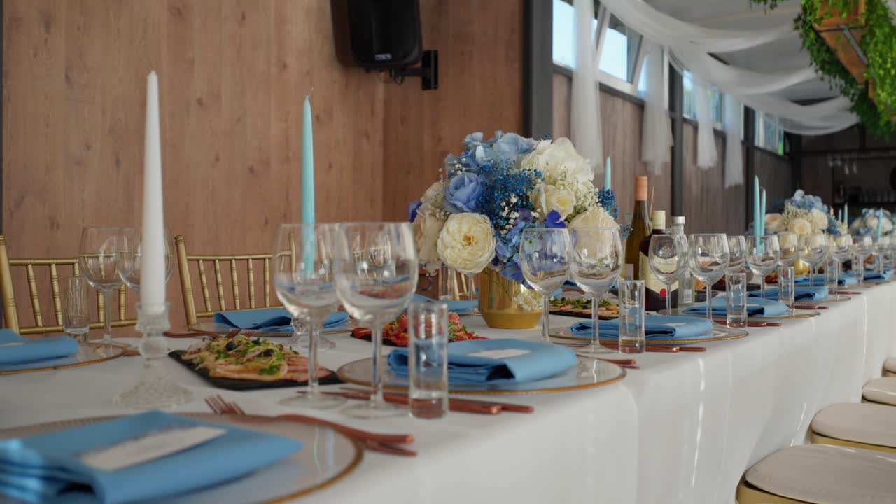 tiro de mesa de comedor de lujo para una ocasión de boda en el área del restaurante cubierto con una vista al jardín en un día soleado