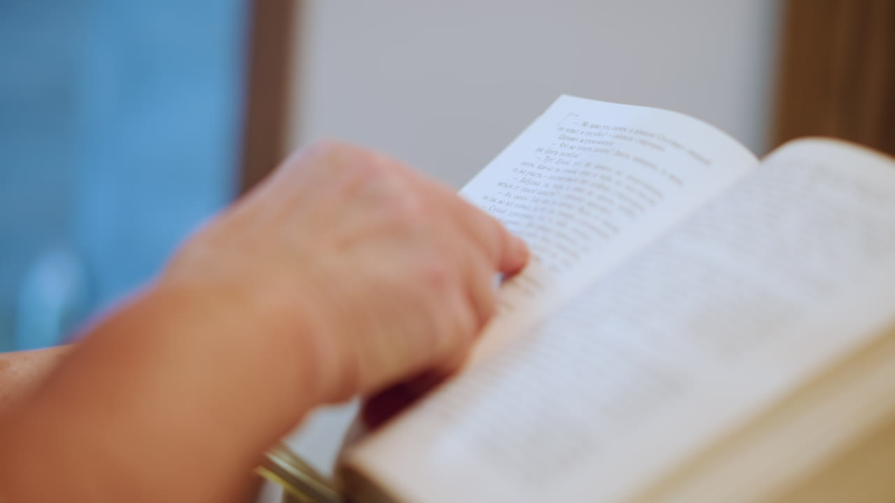 Nonna anziana esamina attentamente una stampa a rilievo. Un'anziana signora caucasica esplora il Braille con calma concentrazione. Una nonna aggraziata studia serenamente la scrittura tattile sotto una delicata illuminazione proveniente dalla finestra.