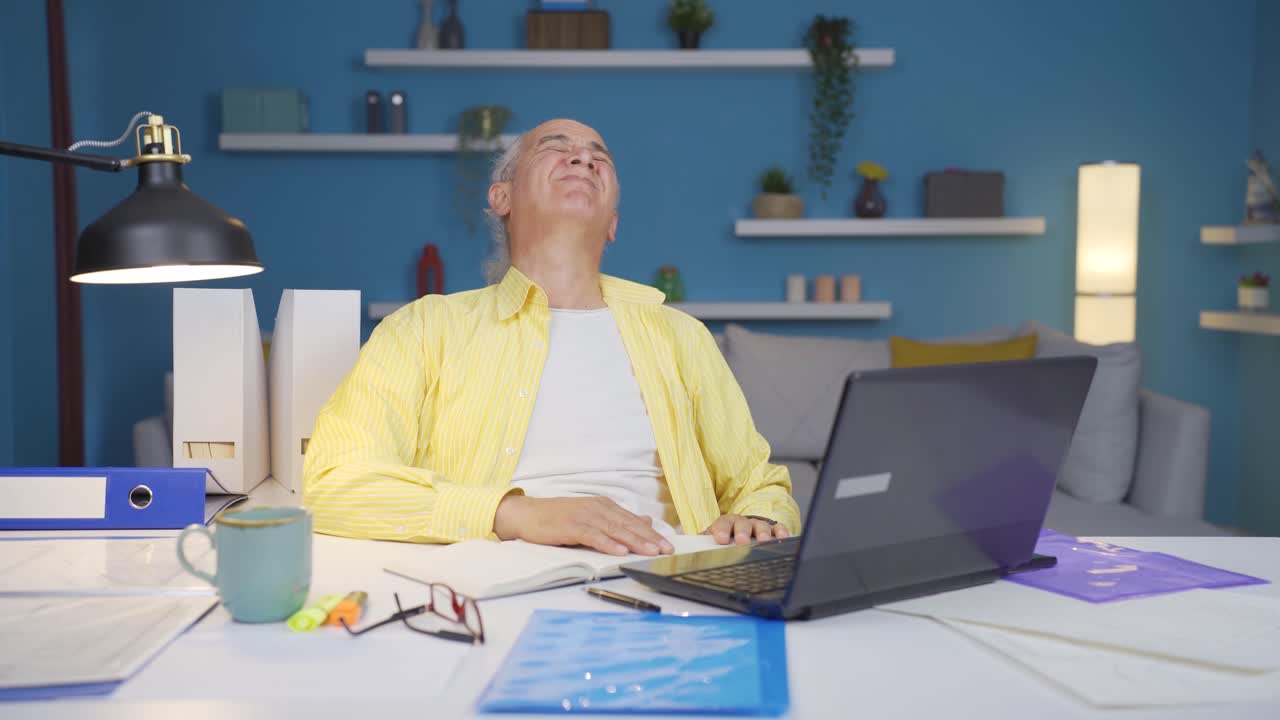 el viejo trabajador de oficina en casa tiene fatiga.