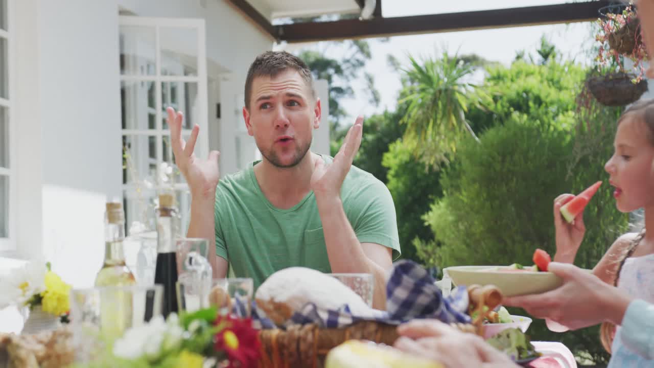 행복 한 가족 이 식탁 에서 함께 식사 하고 있다