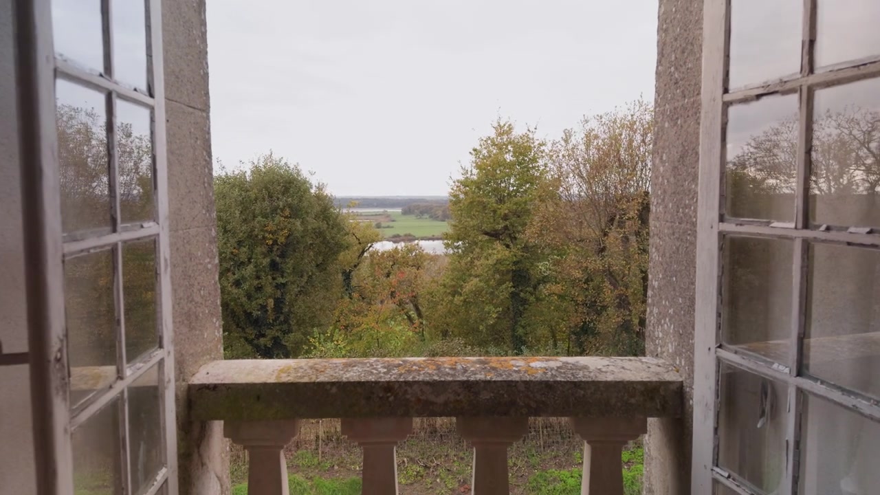 Château du Bouchet rodeado de exuberantes árboles y campos en la tranquila campiña francesa.