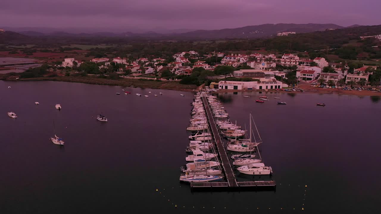 메노르카 스페인에서 일출 동안 부두에 있는 보트의 공중 전망 와이드 샷 추적