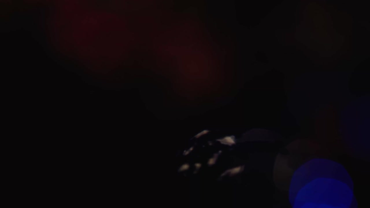 hermoso bokeh brillante en un fondo oscuro y borroso por la noche