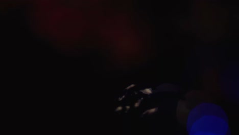 hermoso bokeh brillante en un fondo oscuro y borroso por la noche