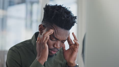 uomo d'affari, mal di testa e stress sul computer
