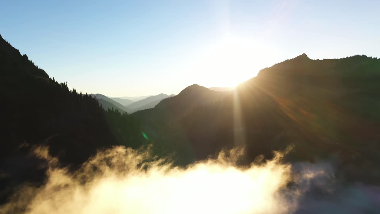 구름과 산봉우리 위의 일몰 햇빛의 조감도