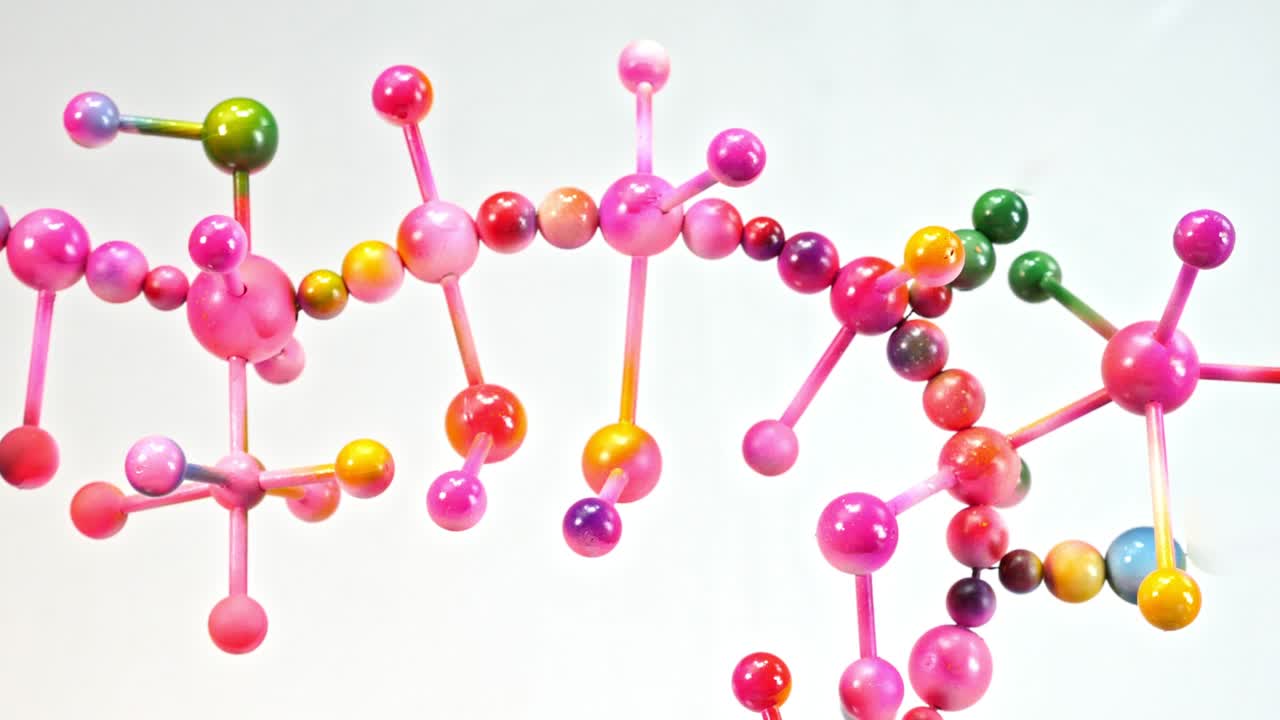 다채로운 공으로 만든 다채로운 심장 모양의 가까운.