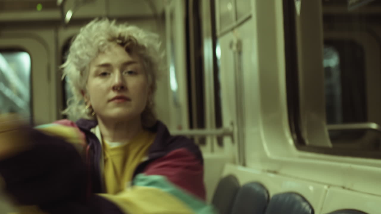 지하철 열차에서 카메라에 춤을 추는 소녀