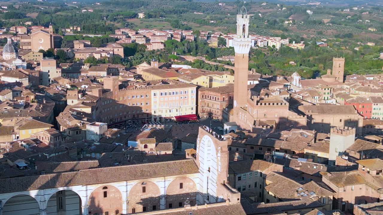 piazza del campo espectacular vista aérea desde arriba vuelo ciudad medieval de siena toscana italia