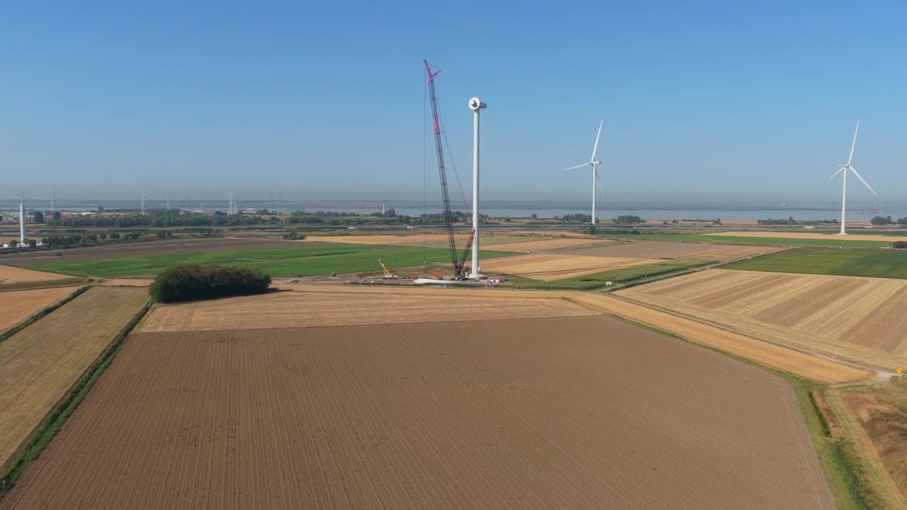 Luftfoto af vindmøllekonstruktion på landbrugsland