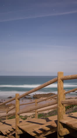 Hermosa-Playa-Salvaje-Y-Desierta-En-La-Costa-Atlántica-De-Portugal-En-Vertical