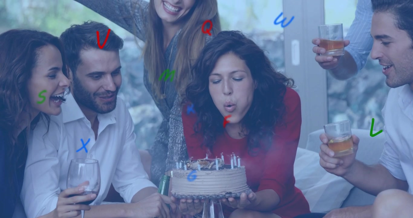 Amigos brindando mientras la cumpleañera inhala y sopla las velas para un clip de marketing de eventos.