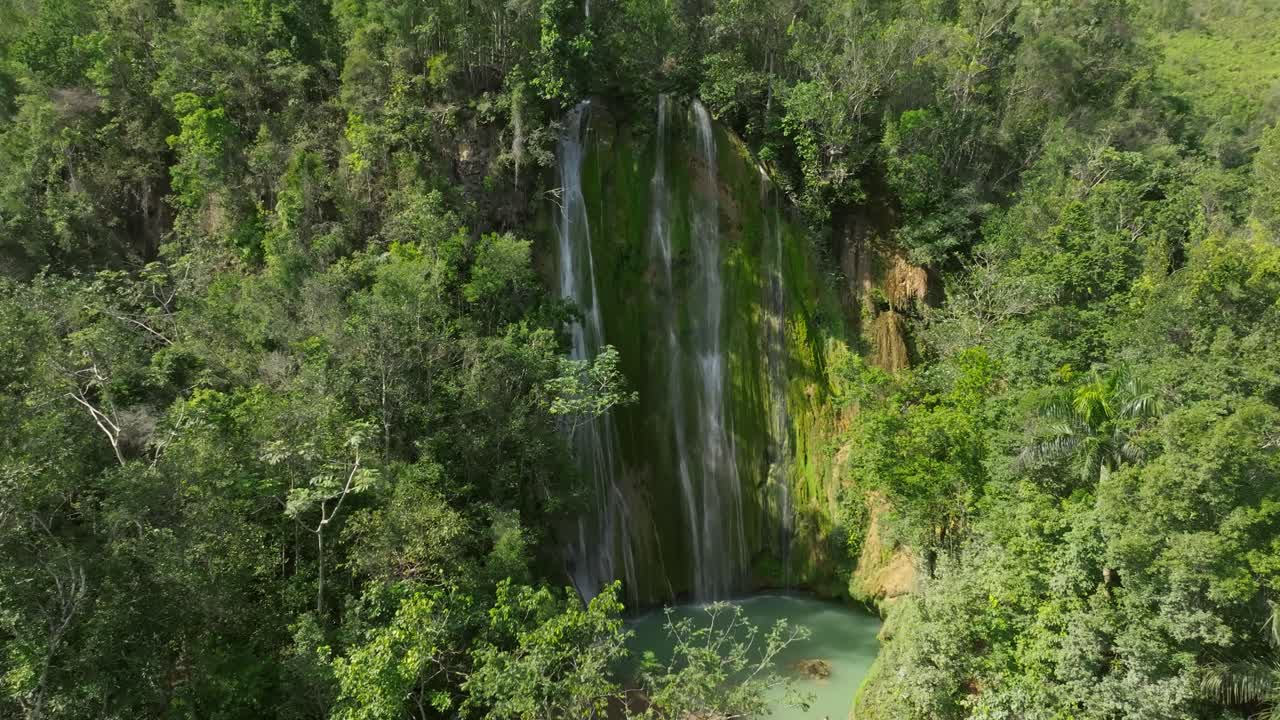 tomada aérea de la increíble cascada de la jungla en la república dominicana parte 03