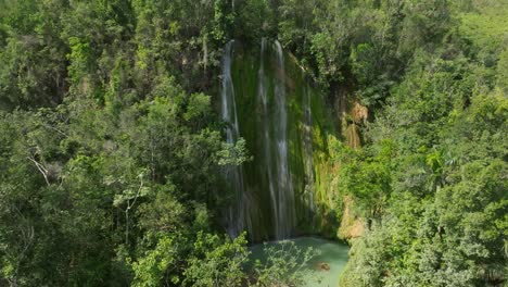 Toma-Aérea-De-Una-Increíble-Cascada-En-La-Jungla-En-República-Dominicana-Parte-03