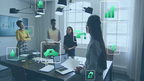 animación de icono en cuadrados sobre diversas trabajadoras que discuten informes en la oficina