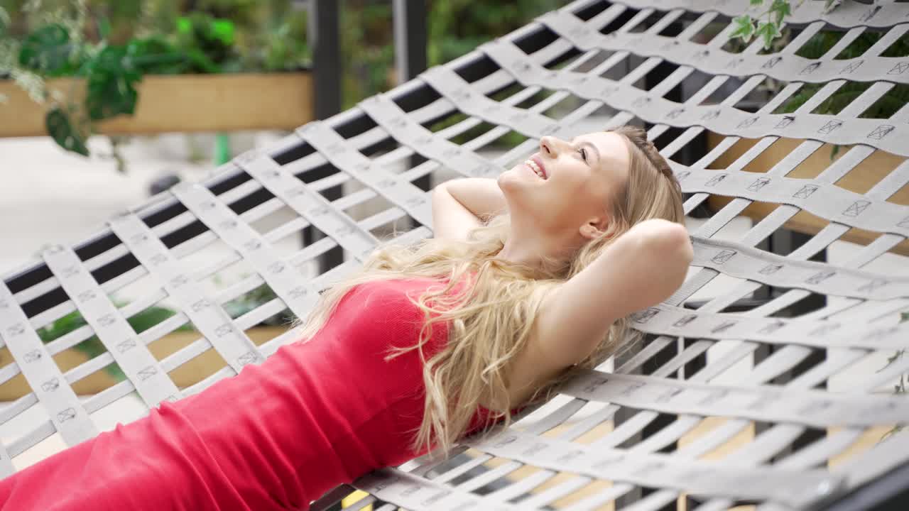 여자가 햄록에서 휴식을 취하고 있다