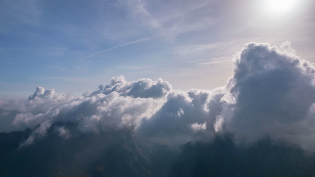 산맥 꼭대기를 빠르게 지나가는 구름의 시간 경과