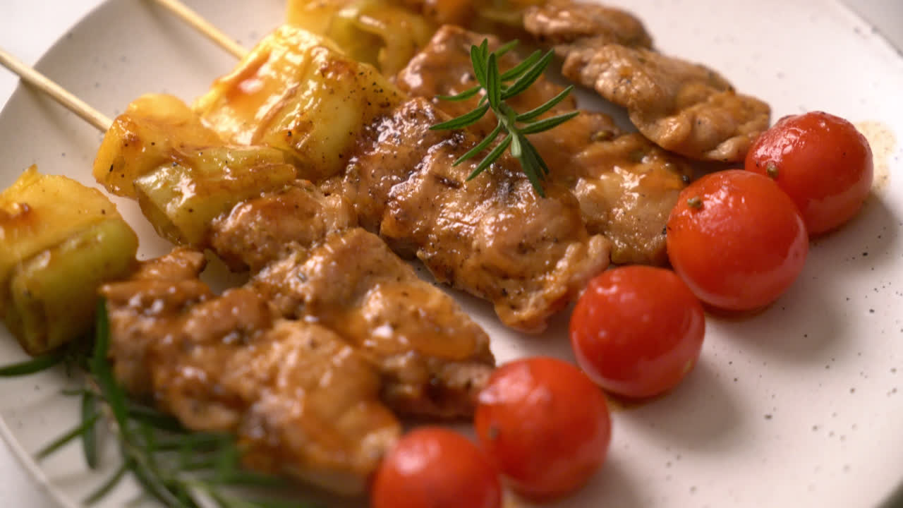 접시에 구운 돼지고기 바베큐 꼬치