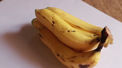 Bündel-Bananen,-Die-Sich-Auf-Schönem-Hintergrund-Drehen