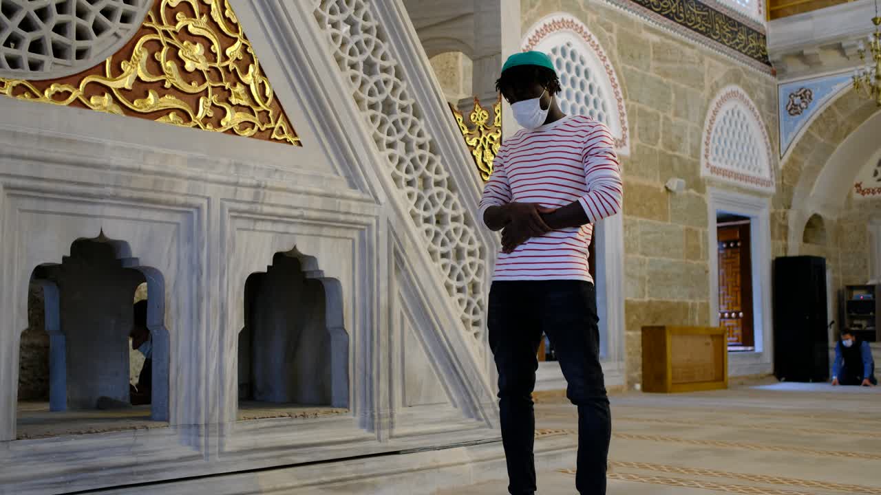 hombre negro orando en la mezquita