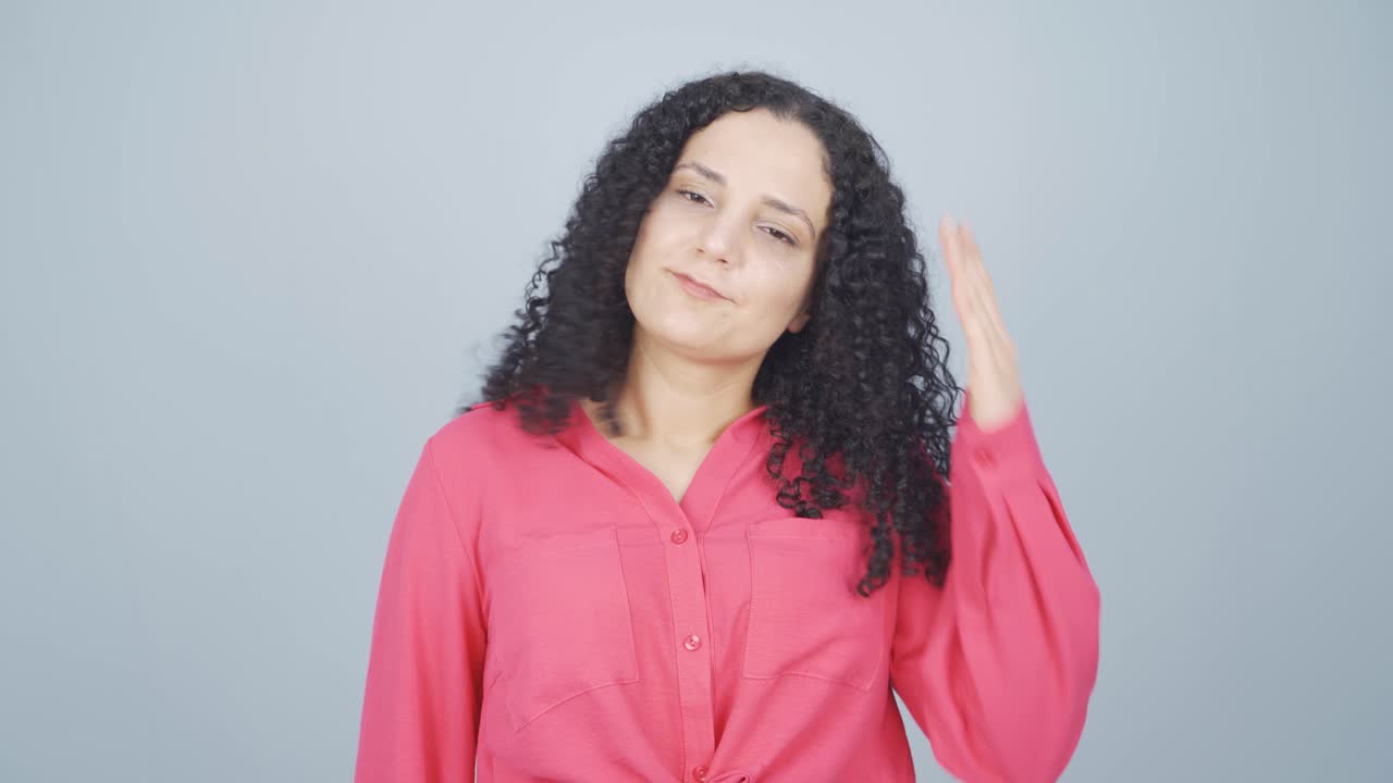 mujer joven mirando a la cámara con una expresión negativa.
