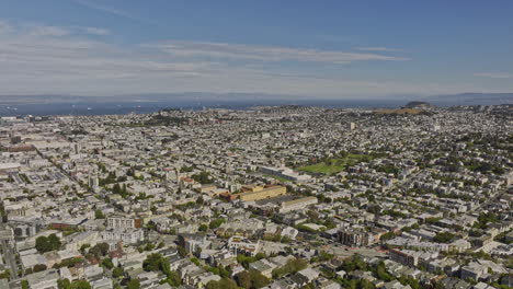 San-Francisco-California-Antena-V172-Vista-Panorámica-Panorámica-A-Través-Del-Triángulo-Duboce,-Misión-Dolores-Y-Los-Barrios-Castro-Con-Vista-A-La-Bahía-En-El-Fondo---Filmada-Con-Cine-Mavic-3---Junio-De-2022