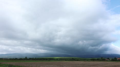 espesas nubes blancas moviéndose sobre los vastos campos en el campo