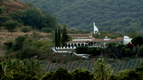 Ciudad-Tequila,-Un-Pueblo-Mágico-Mexicano-Entre-Hermosas-Montañas