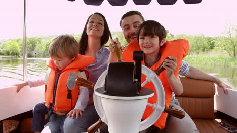 Familia-Disfrutando-De-Un-Día-En-Barco-Por-El-Río-Filmada-En-R3d