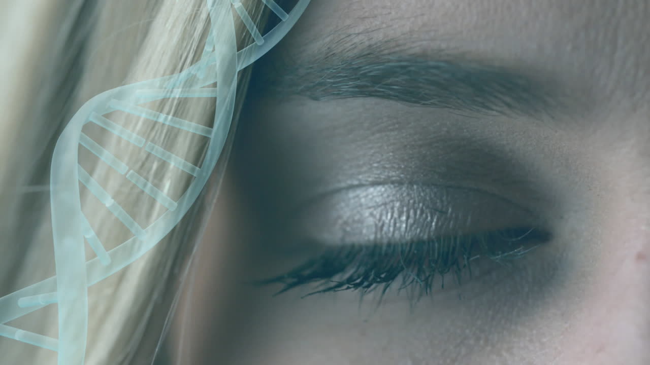 mujer de ojos azules y doble hélice de adn con modelos moleculares