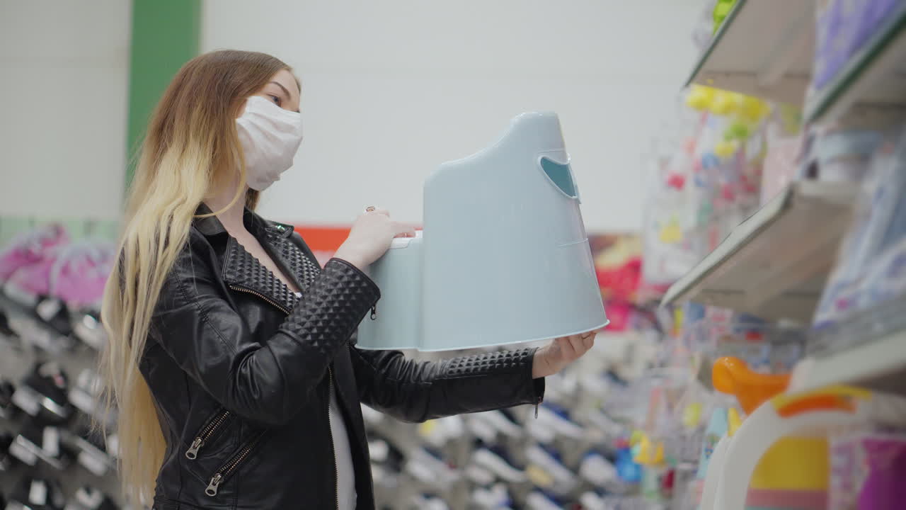 mujer comprando un baño para bebés en una tienda
