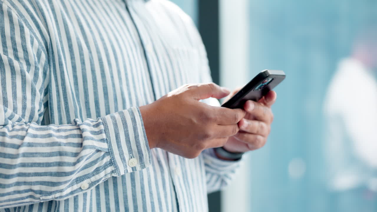 persona que utiliza un teléfono inteligente